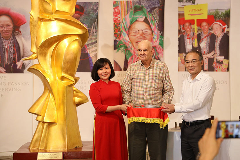 Bảo tàng Phụ nữ Việt Nam tiếp nhận hiện vật từ ông Mark Rapoport